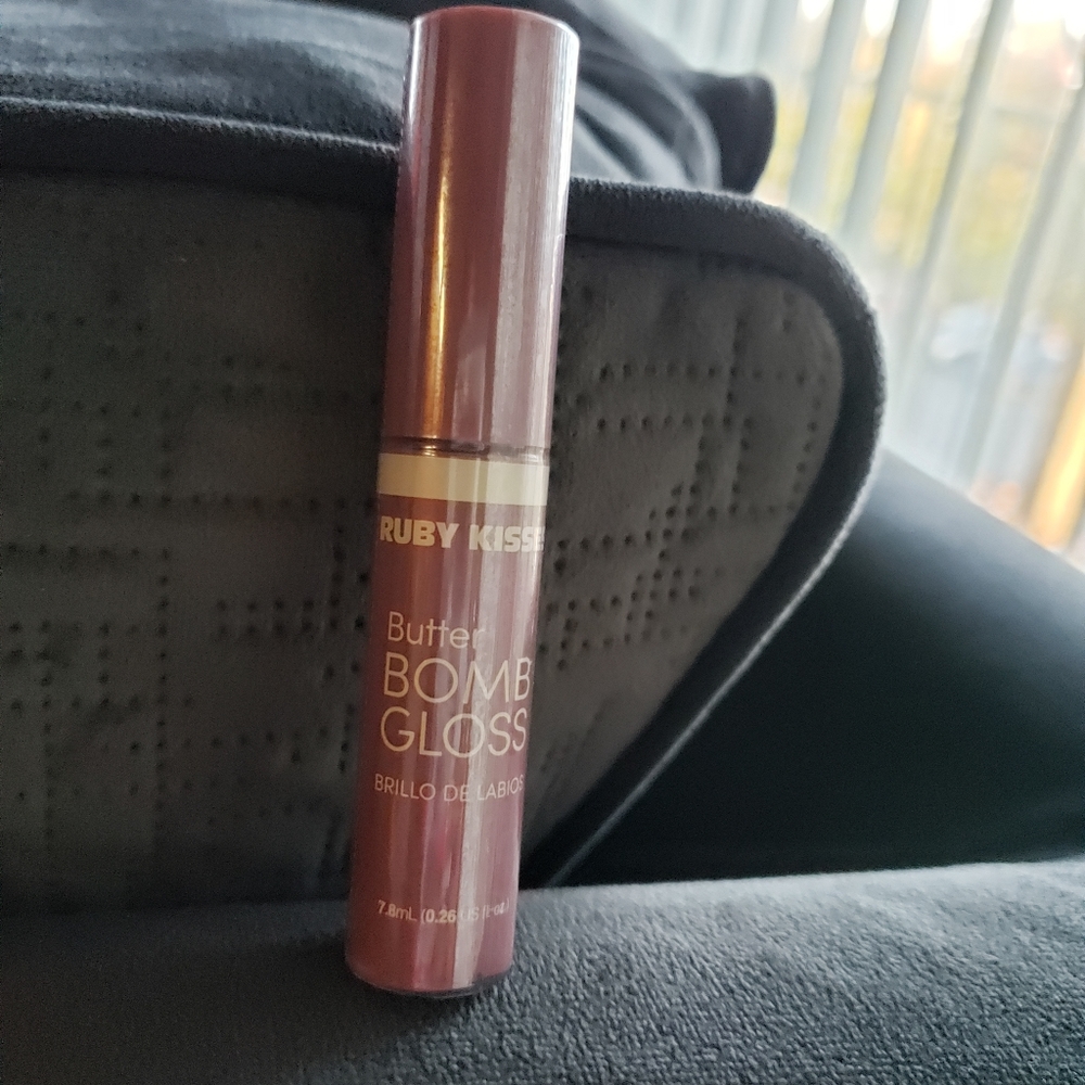 Ruby kisses butter bomb lip gloss flirty